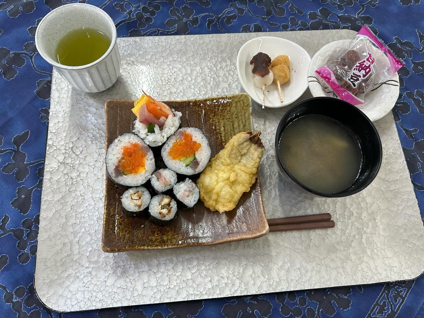続いてお食事です😆
節分という事で恵方巻きを提供致しました👹
恵方巻きは皆様大好きな海鮮巻きにしました♪
サーモンにブリにエビにさいごにイクラものせました✨
細巻きにはネギトロとうなぎで巻きました😊
全て手作りで一本ずつ心を込めて巻きました✨
恵方巻きの他にも節分の日に食べると良い
イワシとけんちん汁も提供致しました🙆
皆様綺麗に食べてもらえて良かったです☀️
🍀豊かに、共に安心できる暮らしを
#愛の里 #愛の里サンヴィラ #一般財団法人愛の里 #有料老人ホーム #介護付き有料老人ホーム #第二の人生 #シニアライフ #セカンドライフ #セカンドステージ #全国有料老人ホーム協会会員 #全国介護付きホーム協会会員 #終の住処 #終の棲家 #直営厨房 #温泉 #共生 #介護 #大分 #別府 #あいの里