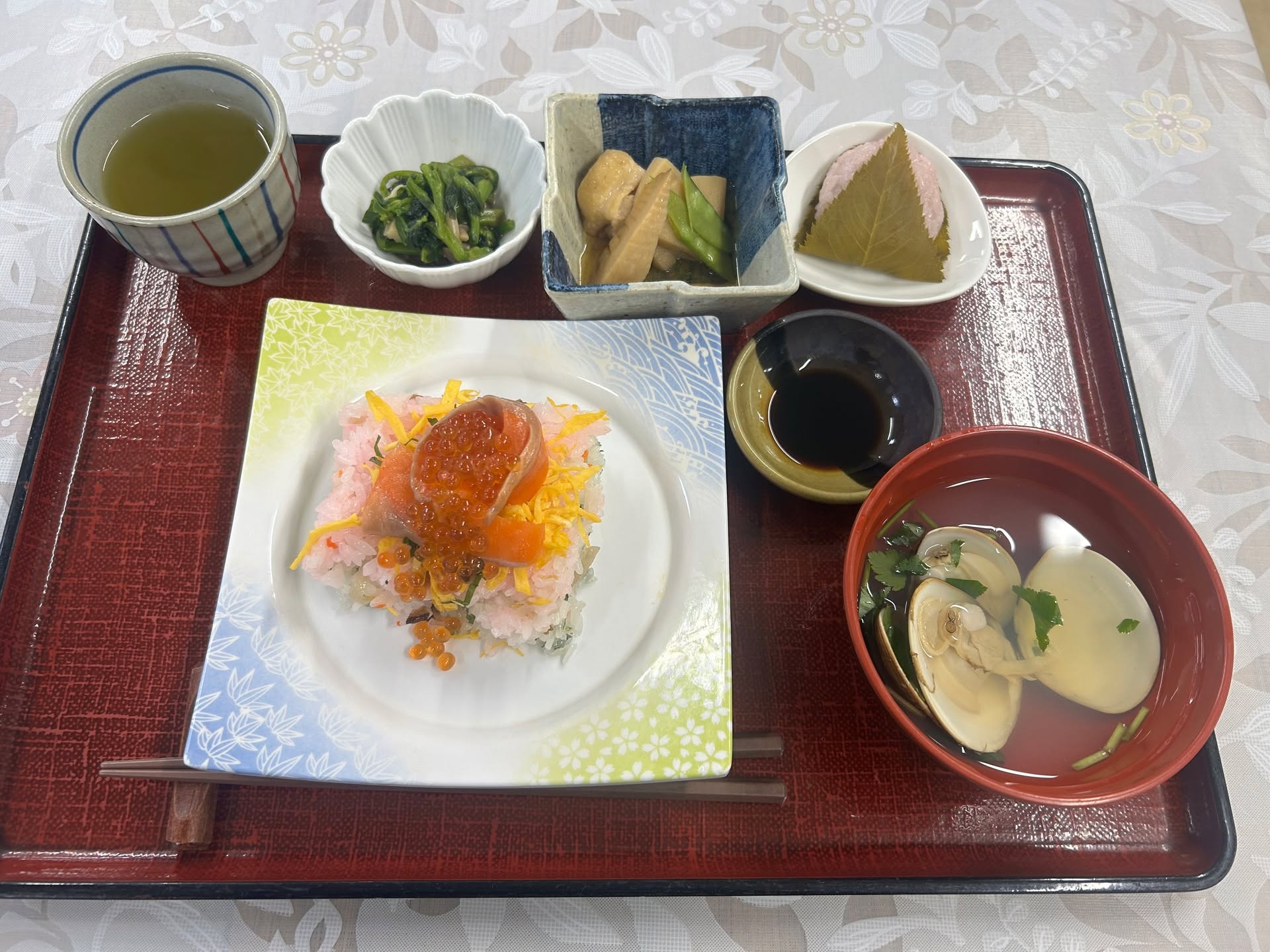 ~ひな祭り~🎎
3月3日ひな祭りの昼食です🌸
🌸三色ちらし寿司
(サーモンいくらのせ)
🌸鶏と筍の煮物
🌸菜の花のお浸し
🌸はまぐりのお吸い物
春の食材をたくさん使った
春らしいメニューです😊
デザートは手作り桜餅を
提供致しました😊
15時のおやつには
雛飾りを見ながら皆様で
甘酒を頂きました🍶
🍀豊かに、共に安心できる暮らしを
#愛の里 #愛の里サンヴィラ #一般財団法人愛の里 #有料老人ホーム #介護付き有料老人ホーム #第二の人生 #シニアライフ #セカンドライフ #セカンドステージ #全国有料老人ホーム協会会員 #全国介護付きホーム協会会員 #終の住処 #終の棲家 #直営厨房 #温泉 #共生 #介護 #大分 #別府 #あいの里